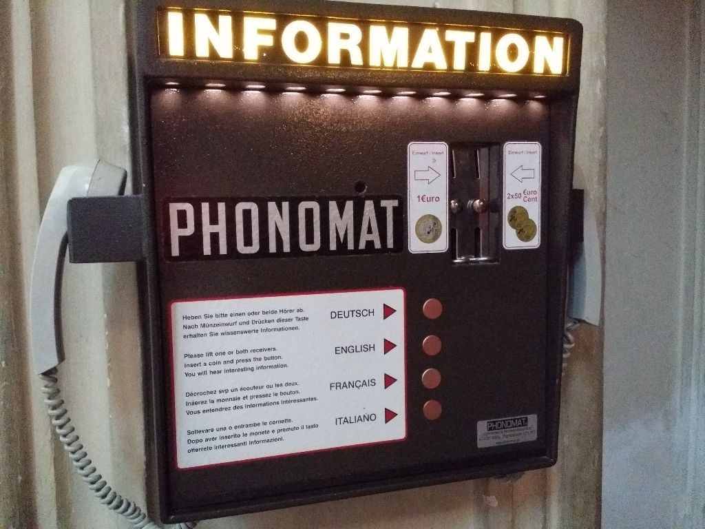 Ein Informations-Telefon im Wiener Stephansdom