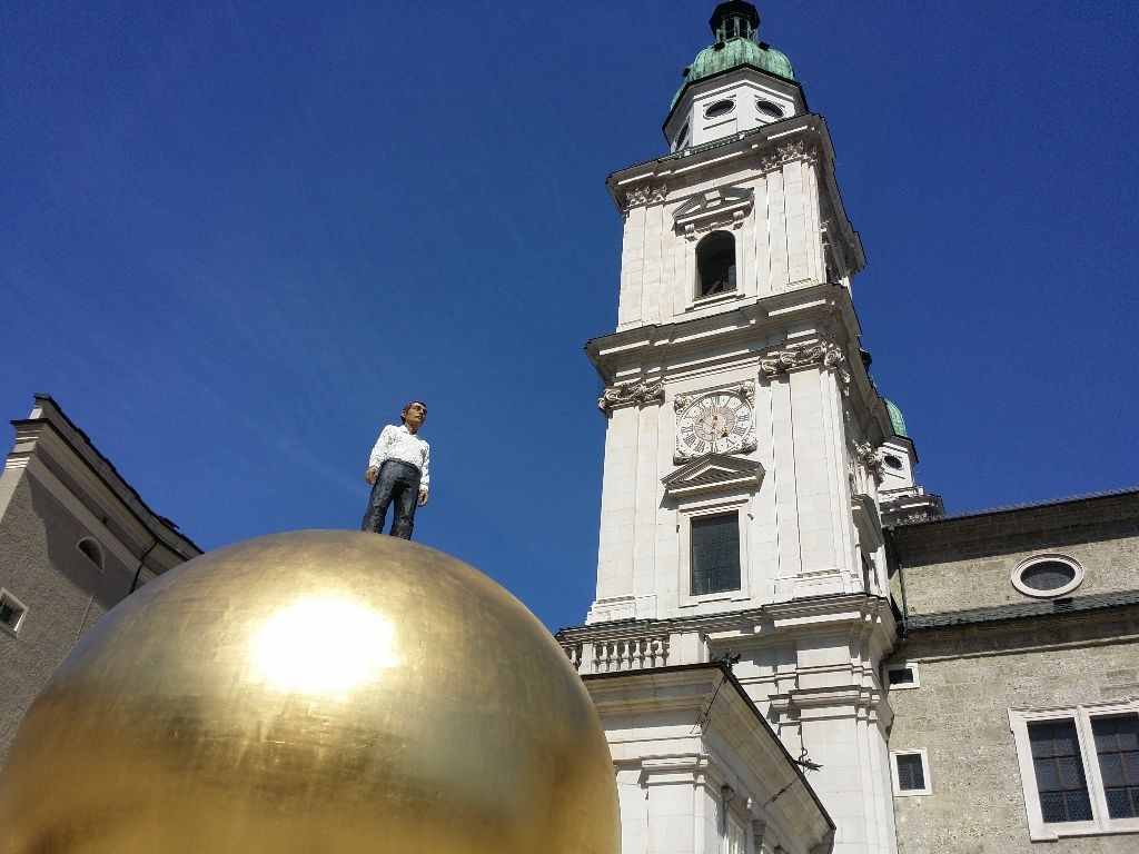 Der Mensch auf seiner Erde vor dem Salzburger Dom